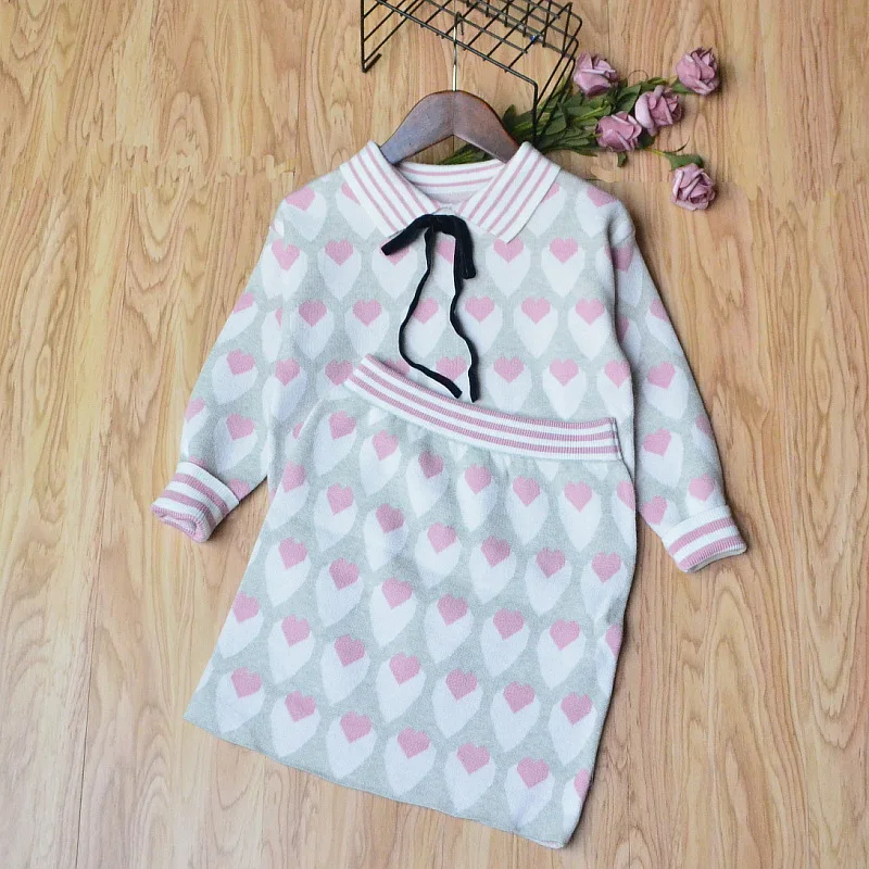 На весну для девочек, Трикотажный костюм осень Для детей, малышей пуловер "Love" свитер+ юбка костюм из 2 предметов на День святого Валентина любовь