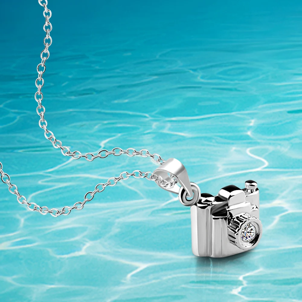 

Женское колье из серебра 925 пробы с подвеской-камерой