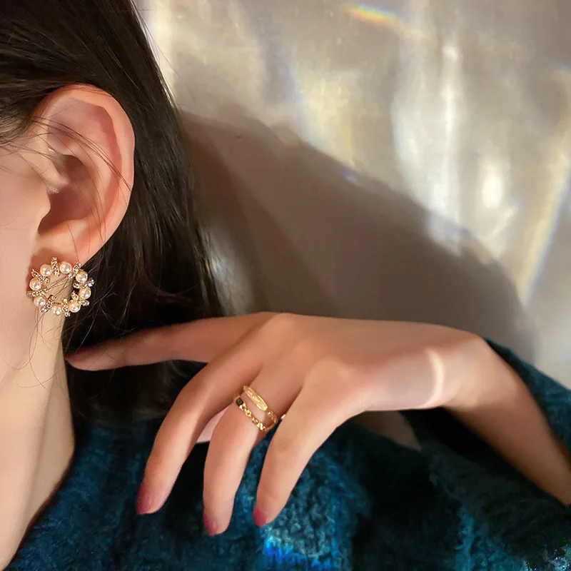 

Pearl Rhinestone Hollow Circle Earrings European and American Fashion Design Earrings Net Red Elegant All-match Earrings