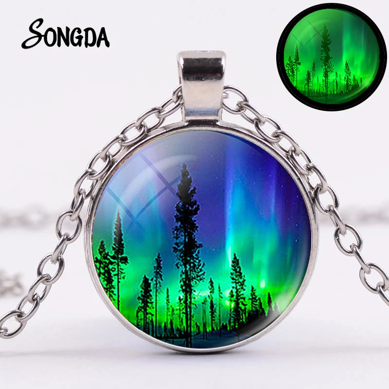 Северное сияние растут в темноте Цепочки и ожерелья Зеленый Aurora Borealis Шарм