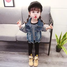 Детская джинсовая жилетка; Мода года; сезон осень; ковбойская куртка с принтом на спине для девочек среднего и маленького размера