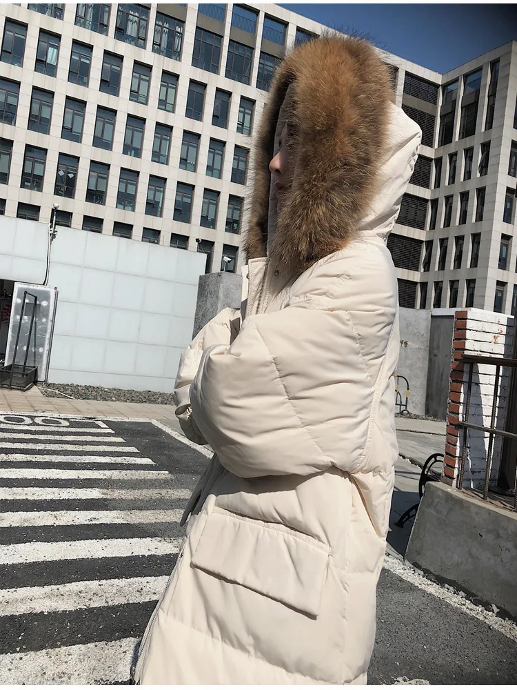 Новинка года. Стильный пуховик контрастного цвета для фотосессии. Женский пуховик средней длины в Корейском стиле. Зимнее свободное плотное пальто с капюшоном