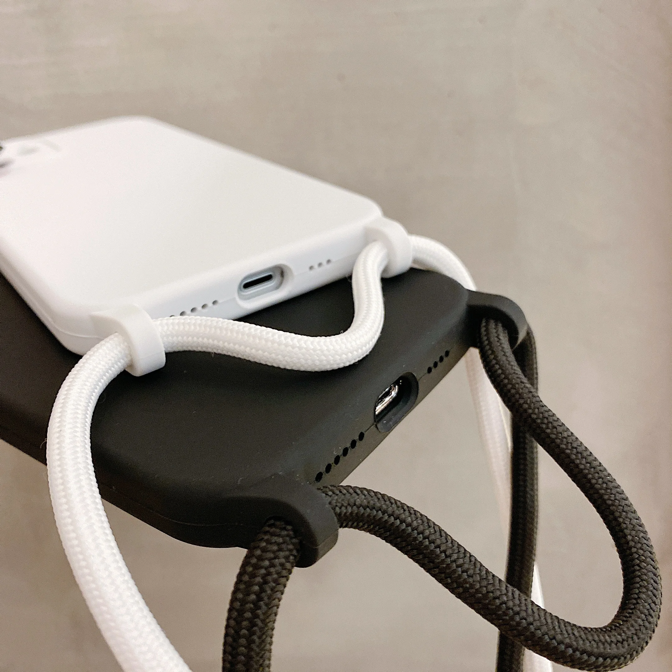 Crossbody 매는 밧줄 액체 실리콘 케이스 iPhone 15 14 13 12 11 Pro Max X XR XS Max 8 7 Plus 홀더 넥 스트랩 코드 컬러 커버