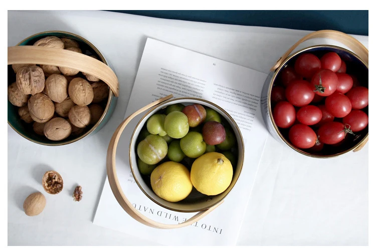 Bowl-with-wood-handle_10
