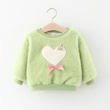 Теплая Зимняя Детская толстовка для девочек; коллекция года; детский бархатный пуловер принцессы с сердечками и бантом для малышей; утепленная толстовка; Верхняя одежда; WT968