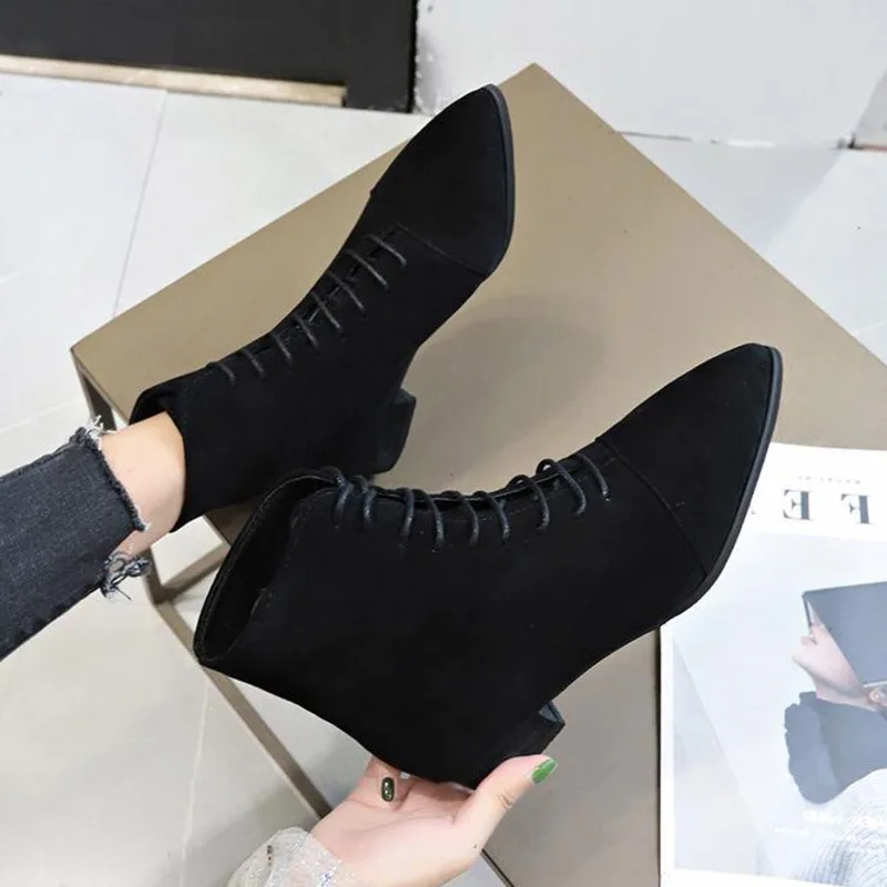 Botines de punta estrecha con cordones para mujer, botines planos de tacón bajo, color negro, para Primavera, 2020