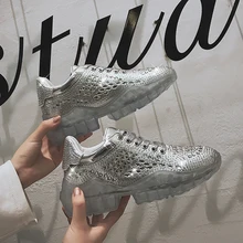 Новинка года; блестящие Серебристые кроссовки со стразами; женская летняя модная повседневная обувь со стразами; женская кожаная прогулочная обувь на плоской подошве; прозрачная обувь