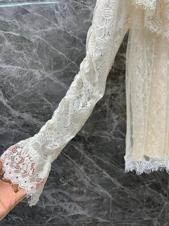Perspective A of Long Sleeve Pure Colored Baidan Top 1007 with Small High Neck Lace Stitching in Early Autumn of