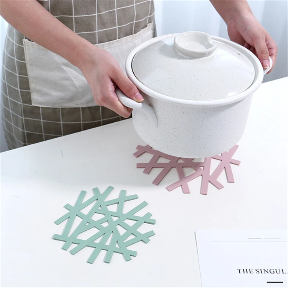 

Snowing Design Table Mat Coffee Drinking Coaster Insulation Hollow Casserole Pad Heat Resistance Placement For Kitchen Aid Tools