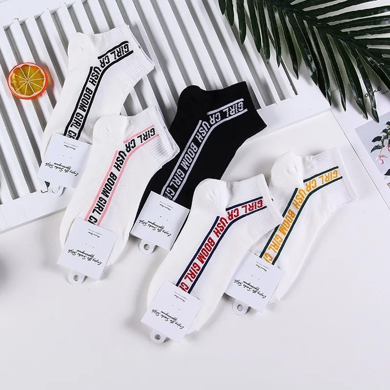 Женские короткие носки в Корейском стиле Харадзюку с надписью; Цвет черный, белый; модные повседневные хлопковые удобные спортивные носки; сезон весна-осень