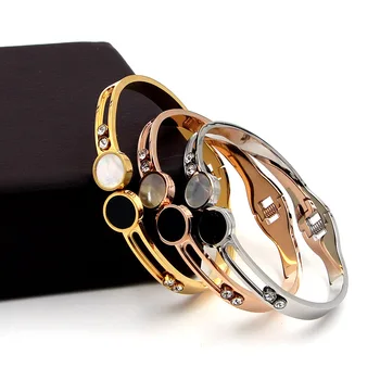 

Fashion mobile four diamond support black and white shell round cake bracelet wild titanium steel color shell bracelet female