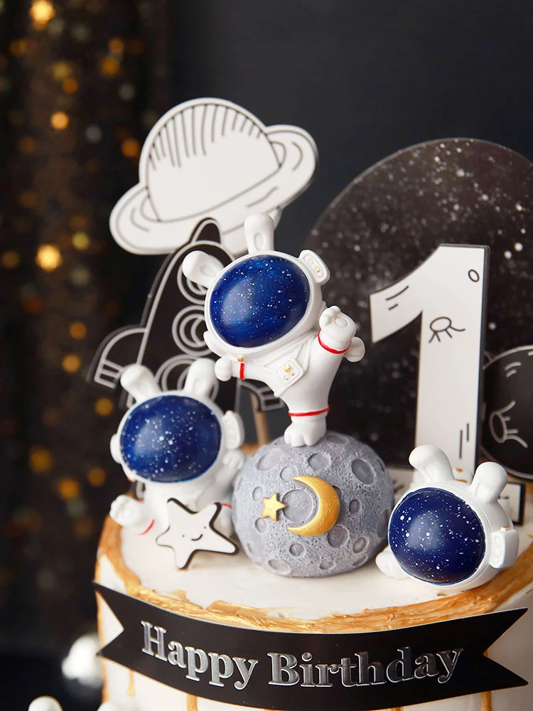 月の星をモチーフにした宇宙飛行士のバースデーケーキ,宇宙をテーマに