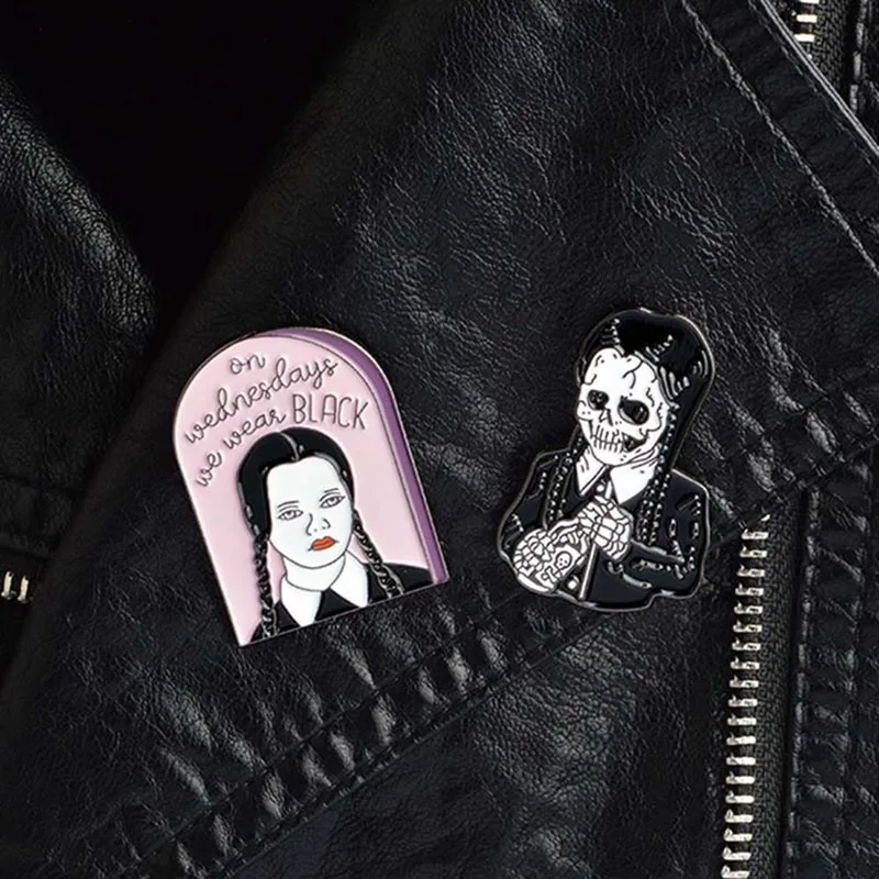 Эмалированная булавка Addams family Inspired среда Addams, которую мы носим, черная брошь с дизайном «скелет», Заколка Для панка, готические ювелирные изделия на Хэллоуин