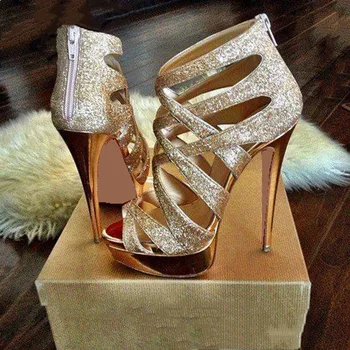 

Elegant and generous sandals are beautiful. The queen is beautiful