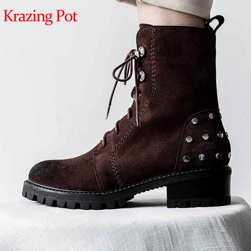 

Krazing pot 2020 winter cow suede rivets-studded round toe lace up thick med heels women preppy school noble mid-calf boots L65