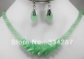 

Charming! Green jade Necklace Earring set