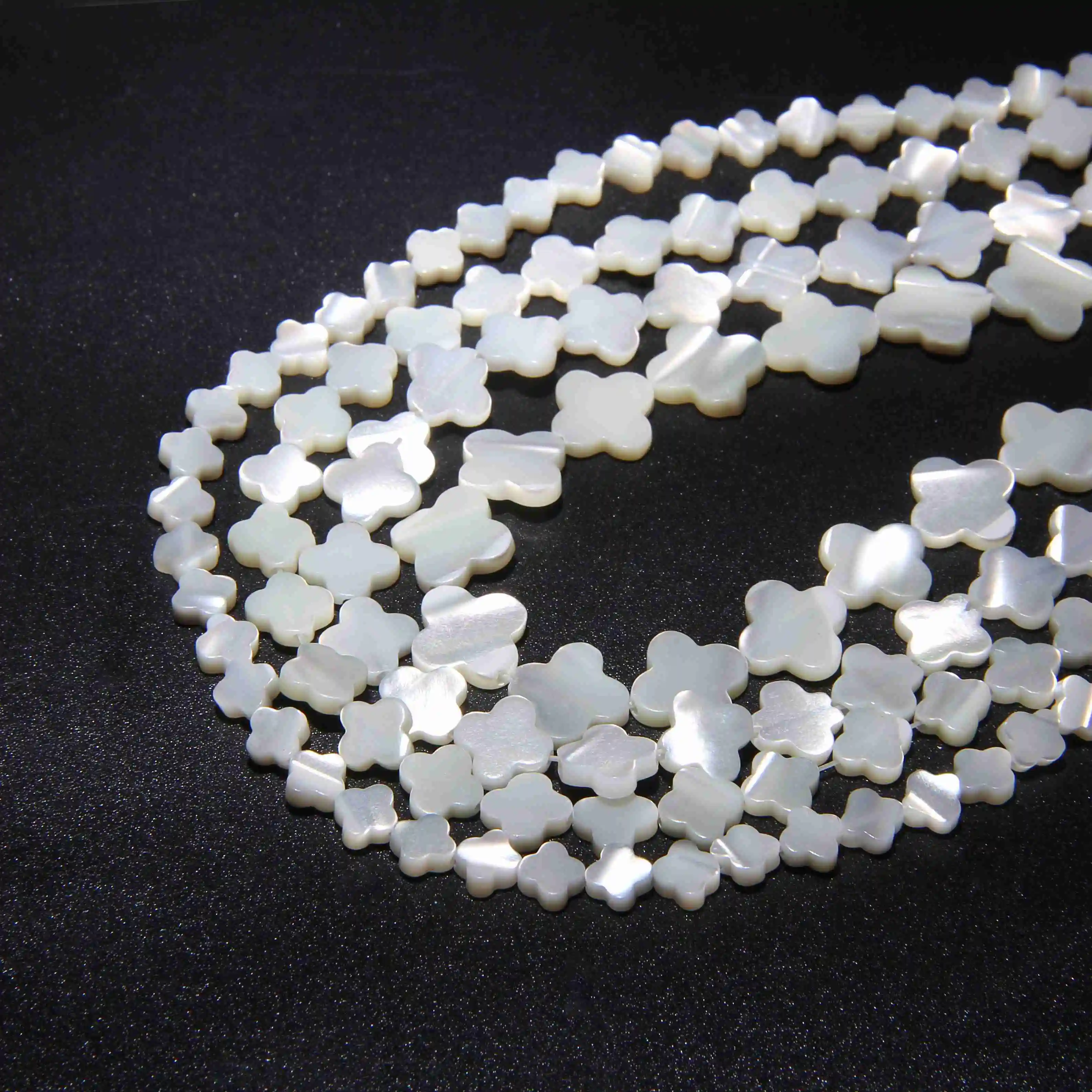 

White Natural Mother of Pearl Shell Flower Shape Four-leaf Clover Beads Flat Pearl Shell For Jewelry 15"Approx 39CM Per Strand