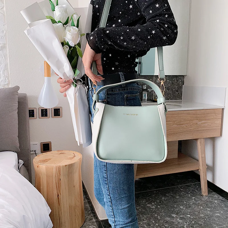 

The new style of summer 2019 Baitao single shoulder straddle Bag Fashion collision color portable bucket bag is simple and small