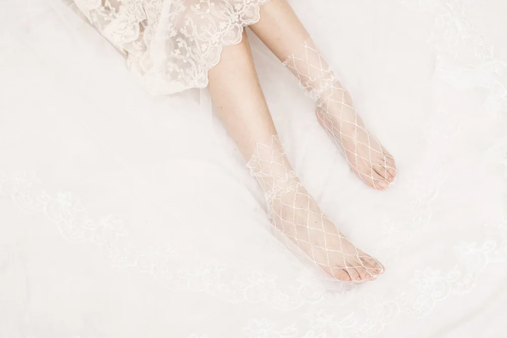 Прозрачные перламутровые шелковые носки, украшенные цветами, сексуальные кружевные сетчатые короткие носки, стразы, дышащие носки для женщин и девочек