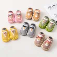 Осенние новые стильные Мягкие хлопковые носки для малышей с героями мультфильмов Нескользящие Детские носки-тапочки с кожаной подошвой xue ayumi wa