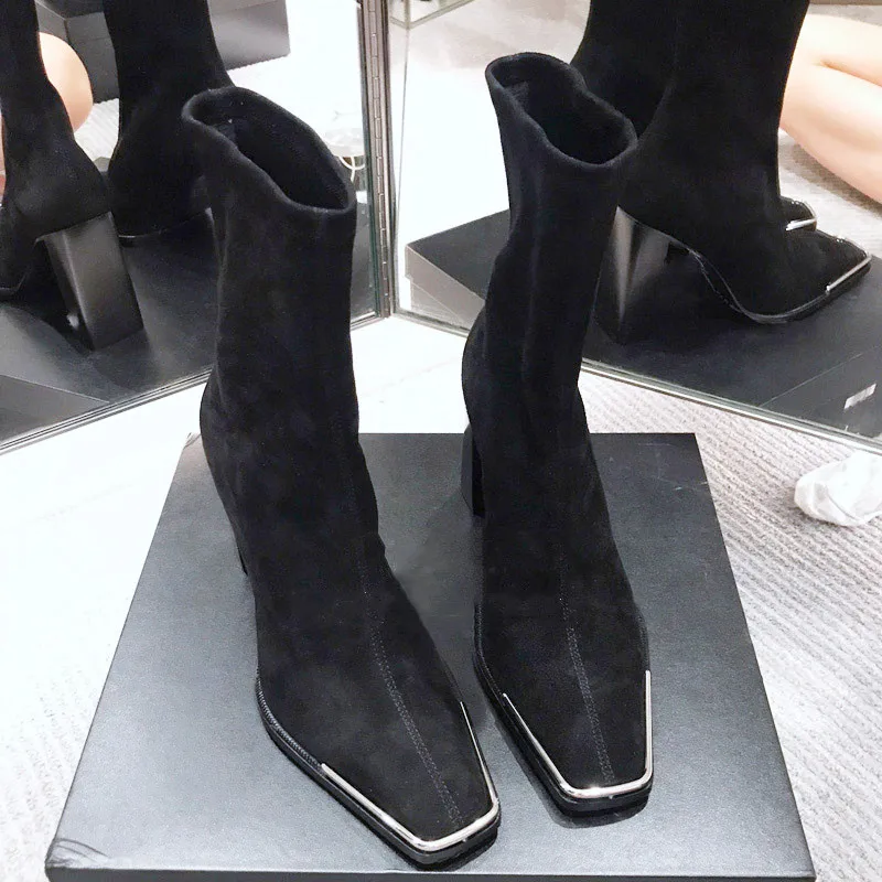 Обувь знаменитостей; женские ботинки на высоком квадратном каблуке с металлическими блестками; черные кожаные эластичные ботильоны; коллекция года; модная зимняя обувь