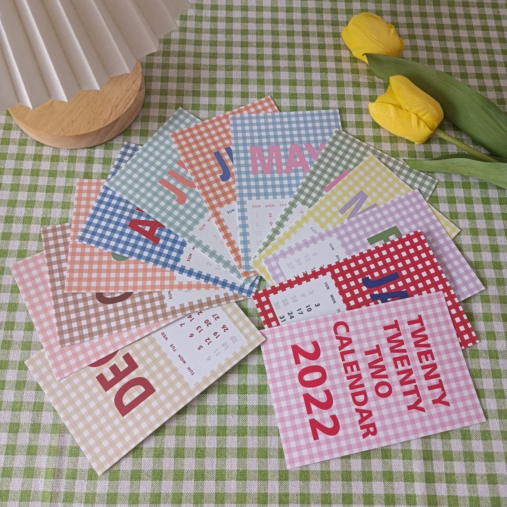 HOME DECO FACTORY - HD0094 Calendrier Flip Flap En Bois Brut, Élément Décoratif Fonctionnel Pour Salon Ou Bureau, Dimensions 30x15 Cm, Teintes Marron Et Noir