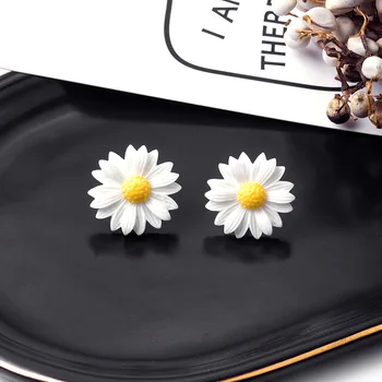 

Hot Sale Delicate and Lovely Resin Daisy Flower Ear Studs Small Fresh Temperament Fashion Simple Earrings Jewelry