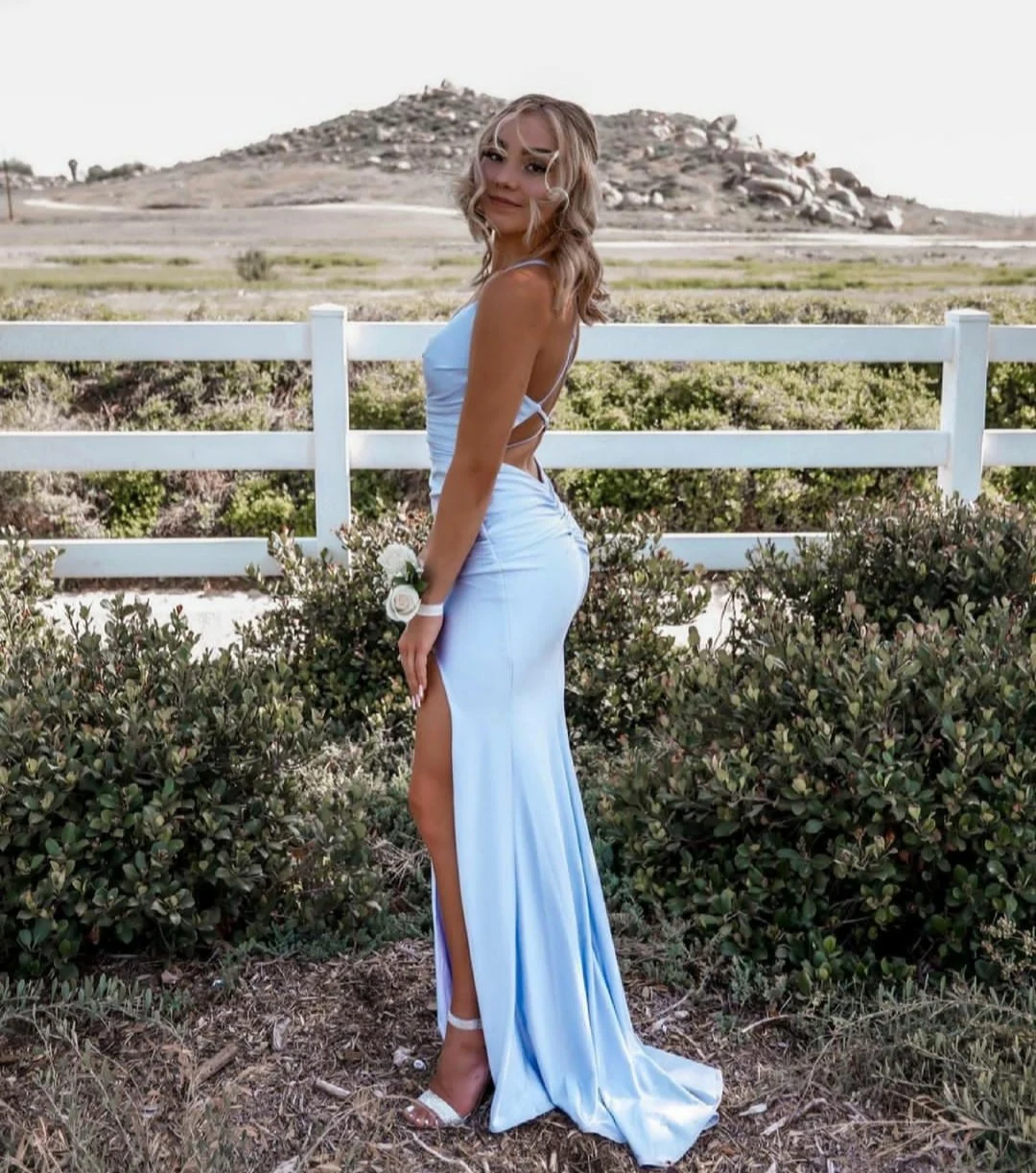 

Sexy Light Blue Long V-Neck Prom Dresse Mermaid High Neck Criss Cross Back Satin Abendkleider Robes de Soirée for Women