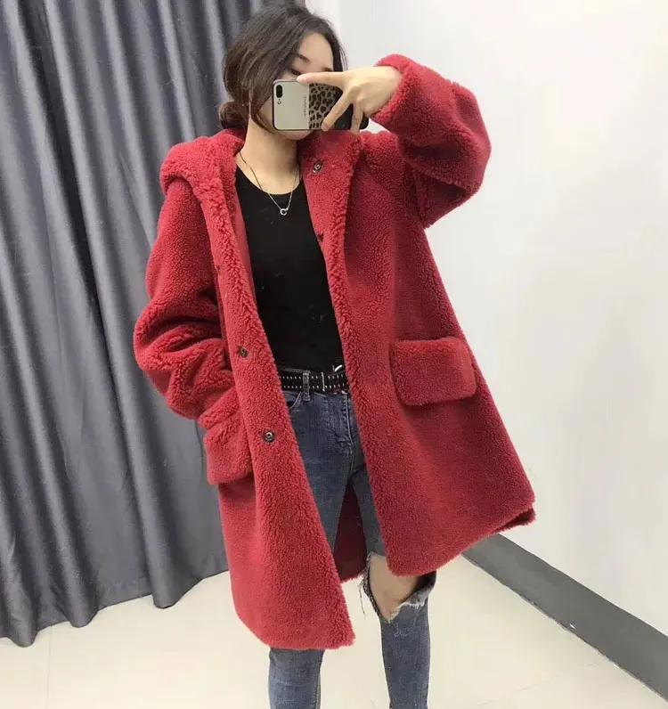 red Натуральное меховое пальто из овечьей шерсти; шерстяное пальто для женщин; коллекция года; длинный теплый плащ; Женская куртка с капюшоном; Abrigos Mujer - Цвет: red