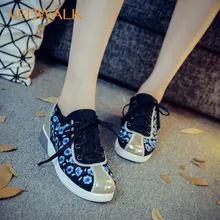 Новинка; женская парусиновая кроссовки с пэчворком с цветочной вышивкой; винтажная Повседневная хлопковая обувь на плоской платформе со шнуровкой