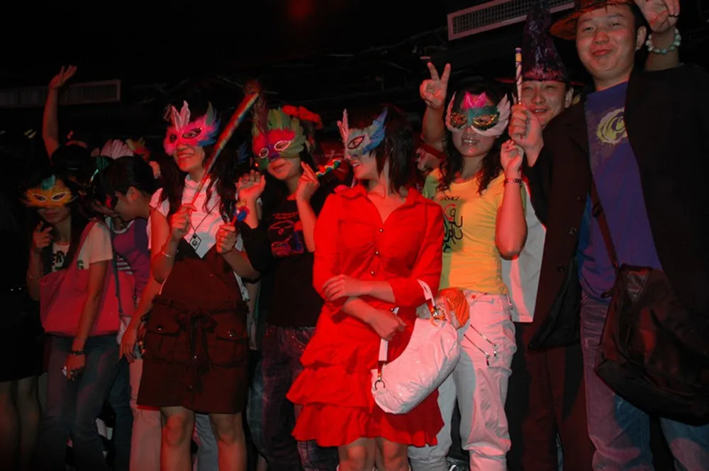 Светодиодная маска для женщин, венецианская светодиодная маска, маскарадная нарядная одежда, Вечерние Маски принцессы с перьями, светящаяся маска