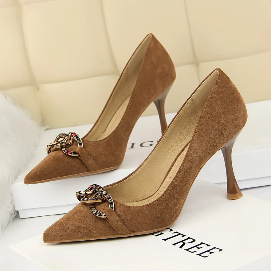 Элегантные замшевые женские туфли-лодочки; свадебные туфли на высоком каблуке со стразами и цветами; дизайнерские туфли на высоком каблуке 9,5 см с острым носком - Цвет: camel