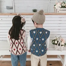 Детский жилет из Южной Кореи осенне-зимний вязаный жилет с v-образным вырезом для мальчиков Теплый жилет из пряжи с сердечком для девочек в стиле Знаменитостей онлайн