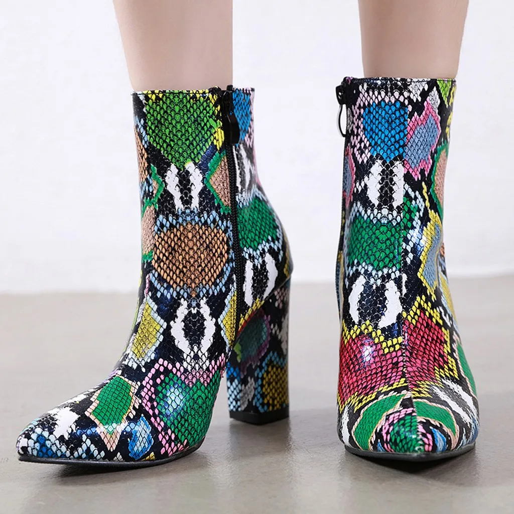 Женские зимние ботинки с острым носком и змеями; цветные женские ботинки; ботильоны на квадратном каблуке; женская обувь; пикантные ботильоны