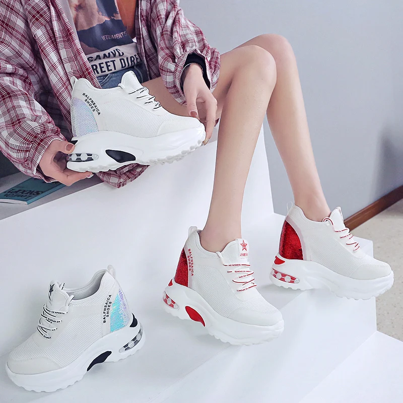 Женские кроссовки на высоком каблуке 9 см; женская обувь с украшениями; сетчатая повседневная обувь на танкетке; летняя дышащая прогулочная обувь