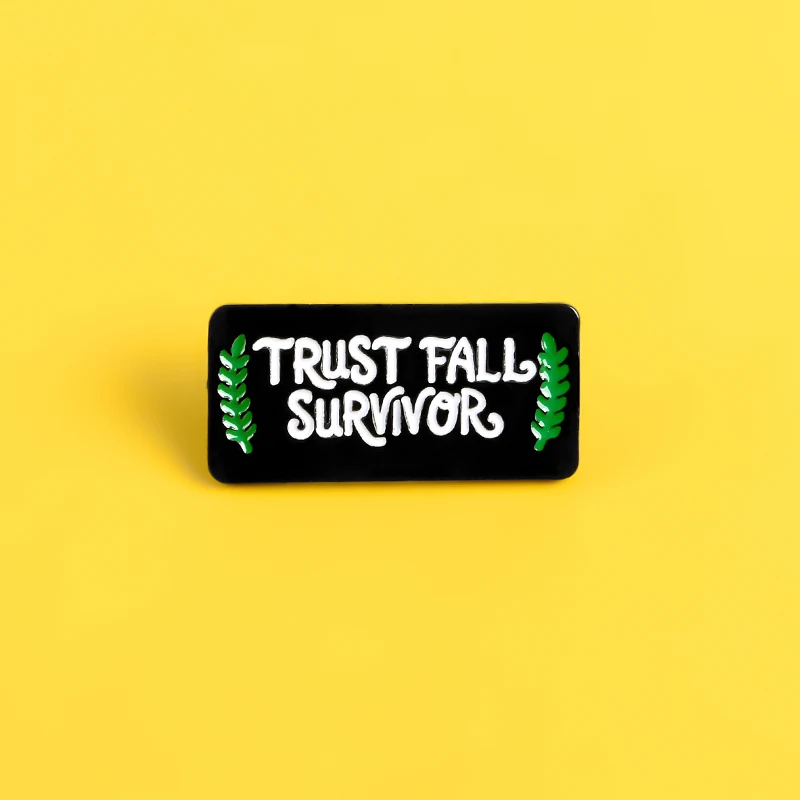 Trust Fall Survivor Эмаль Булавка на заказ черные Броши рюкзак одежда отворот булавка баннер бижутерия подарок для друзей