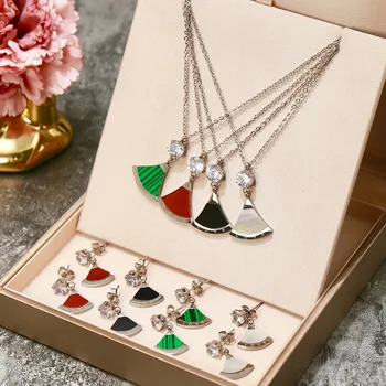 

Fashion Pendant Necklace Beautiful Jewelry Personality Classic Style Scalloped Skirt Shape Send Love Christmas Gift 2019 new hot