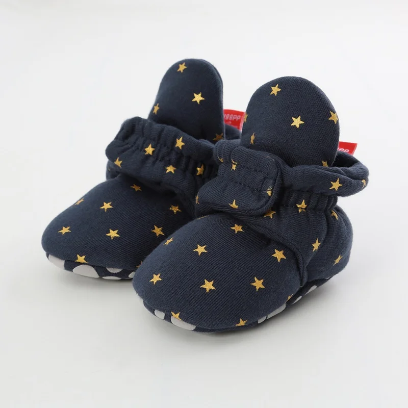 Детская обувь для малышей; теплые зимние пинетки из искусственного флиса; нескользящая обувь для новорожденных; обувь для малышей с буквенным принтом; зимние ботинки