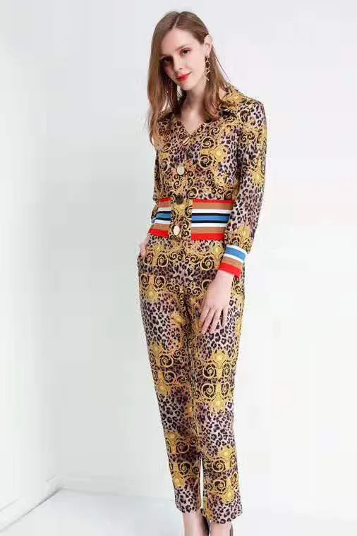 Одержим лавандой. Модный комплект из двух предметов, рубашка+ штаны, Леопардовый принт, приталенный крой, весна и осень, радужные полосы, v-образный вырез