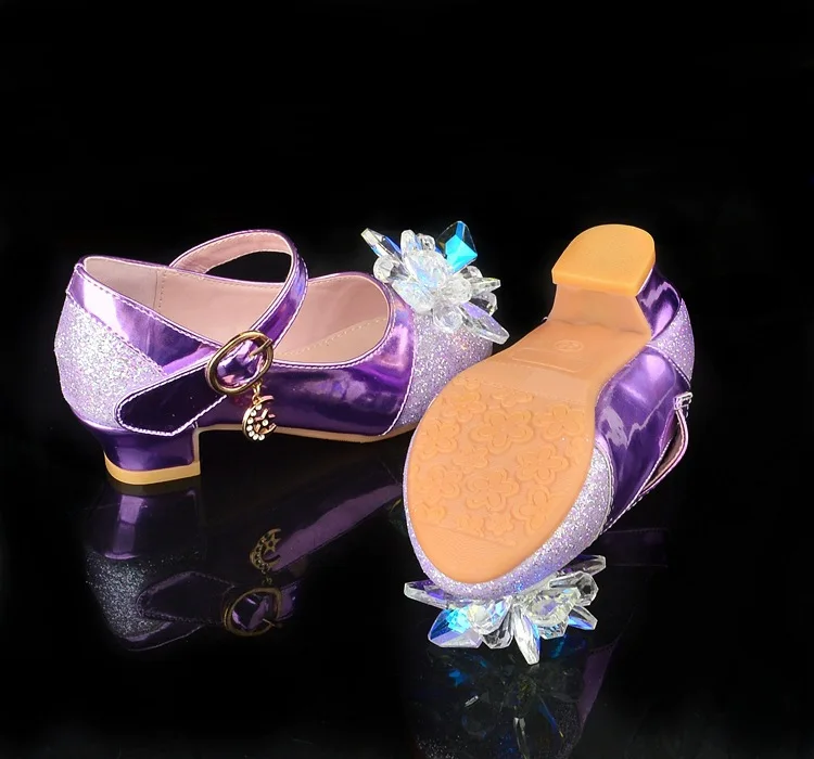 Детская кожаная обувь принцессы для девочек; Повседневная блестящая детская обувь на высоком каблуке с бантом-бабочкой; Цвет фиолетовый, розовый