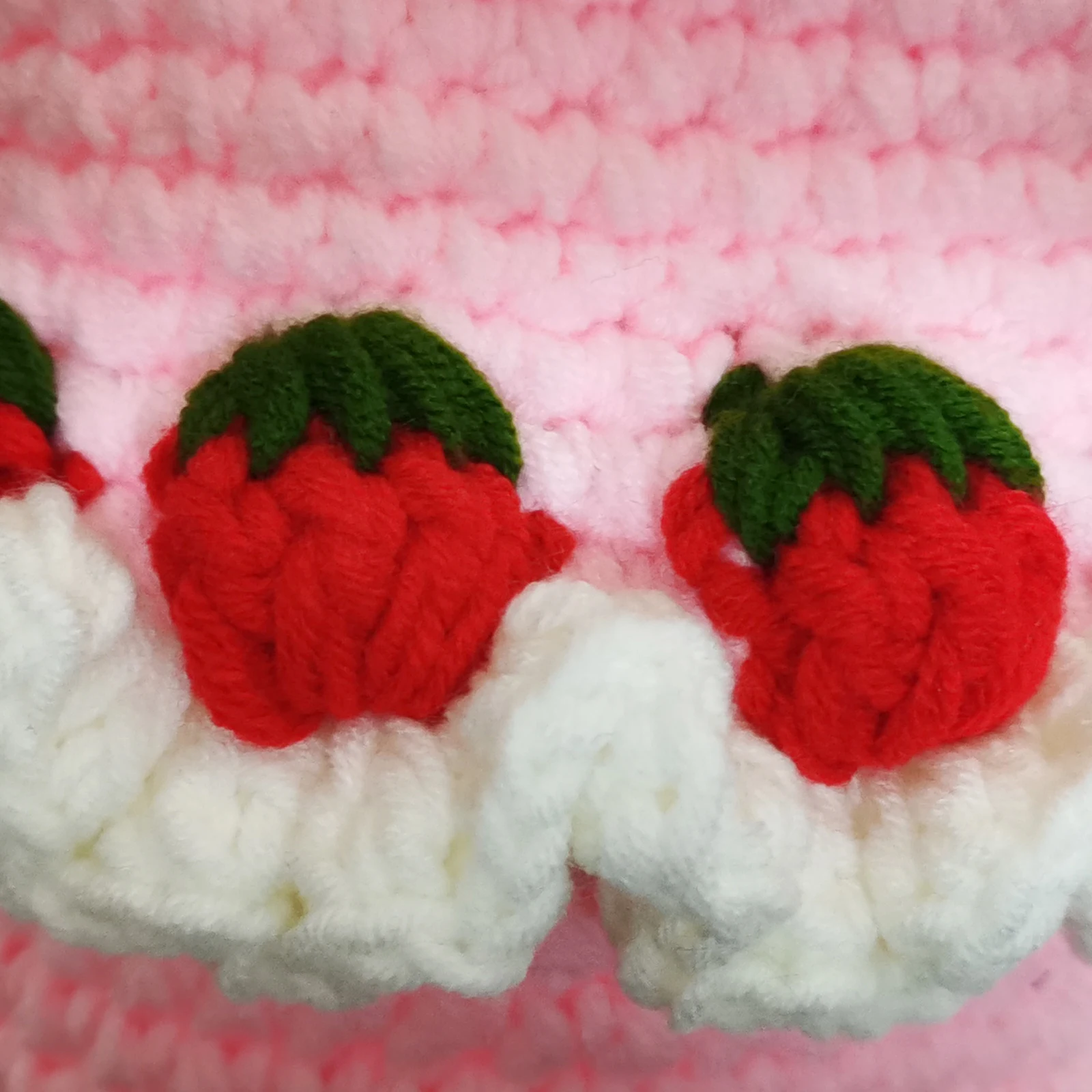 Рисунок 5 - Вязаный модный кошелек BomHCS с клубничным тортом