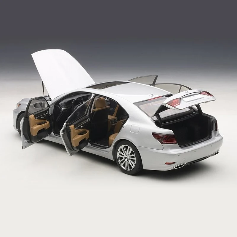 Литая классическая игрушка в подарок 1:18 Autoart Lexus LS600HL 2013 черный/серебристый/белый