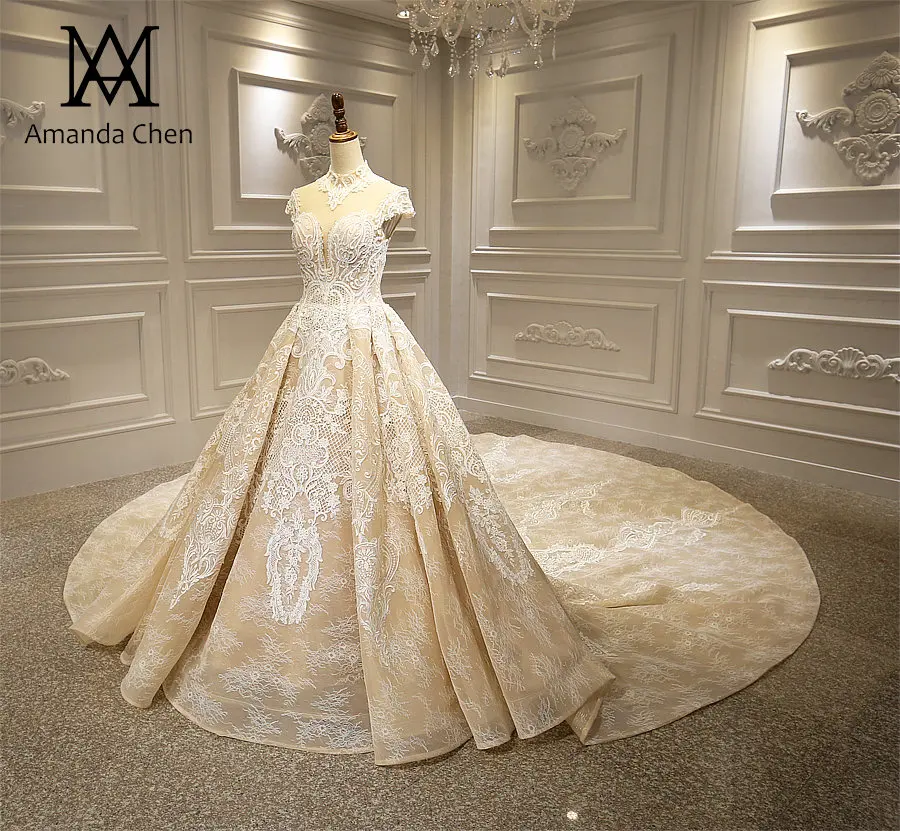 Свадебное платье abito da sposa a sirena с длинным шлейфом и кружевной аппликацией