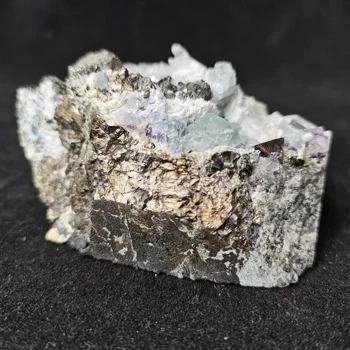 

242.7gNatural fluorite, crystal, vanadate, arsenopyrite, pyrite, various ore symbiosis
