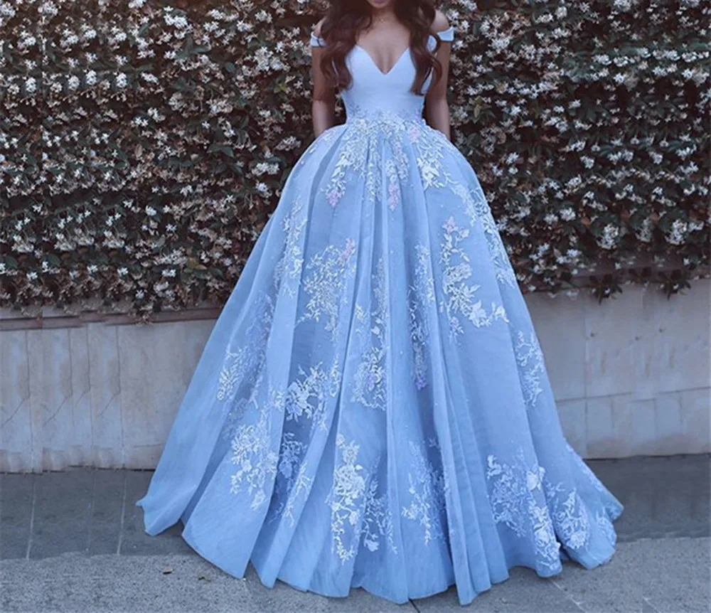 

Off the Shoulder Baby Blue Ball Gowns Prom Dresses Sheer Lace Applique Longo Gorgeous V Neck Saudi Formal Party Dress Vestidos