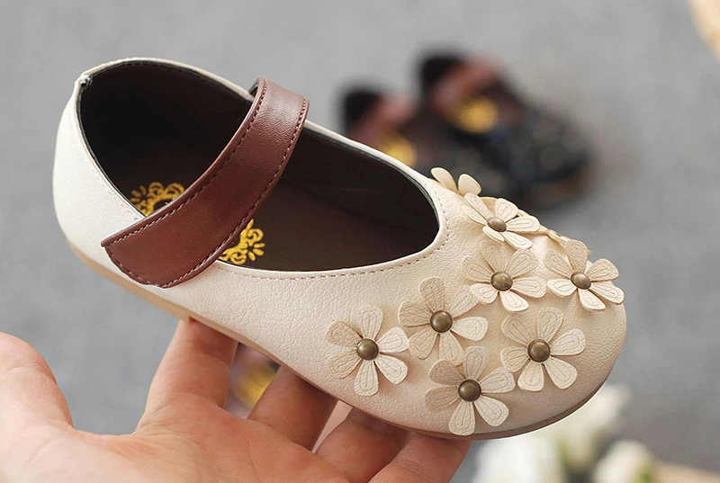 Детская обувь; Летние Стильные Детские сандалии; кроссовки для отдыха; Танцевальная обувь принцессы для девочек; модная обувь с милым цветком
