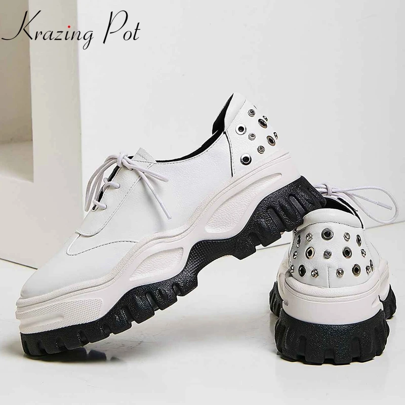 

Krazing Pot new cow leather metal rivets decoration preppy thick bottom non-slip sneakers round toe lace up vulcanized shoes L65