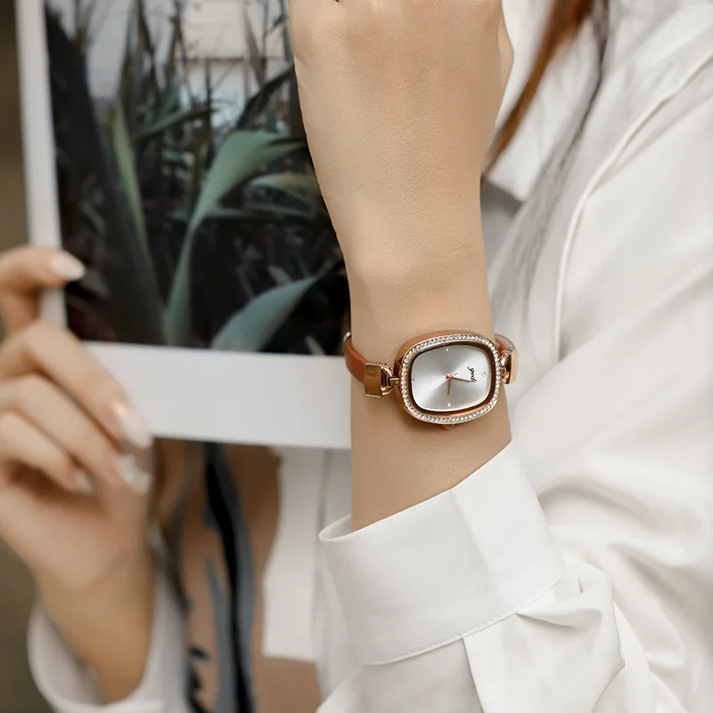 New Ladies Watch Oval Creative Compact Retro Literary Simple Temperament Watch Female