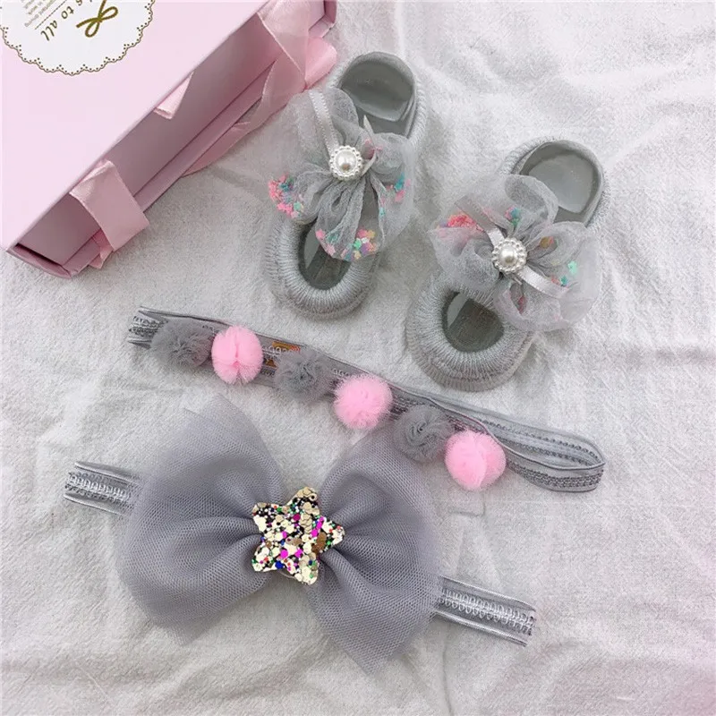 Детские повязки на голову+ носки, комплект из 3 предметов, детские носки с рисунками для новорожденных нескользящие носки, обувь носки-тапочки с бантиками подарочная упаковка для малышей
