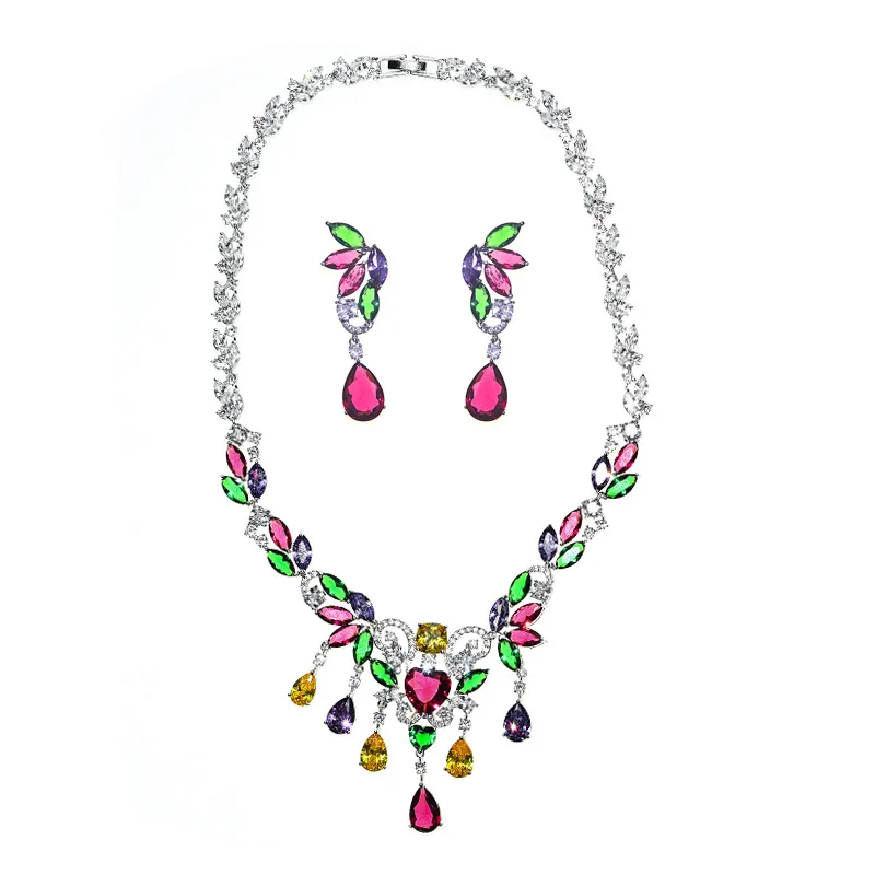 

Комплект женских ювелирных изделий из кулона и серег, с разноцветным фианитом